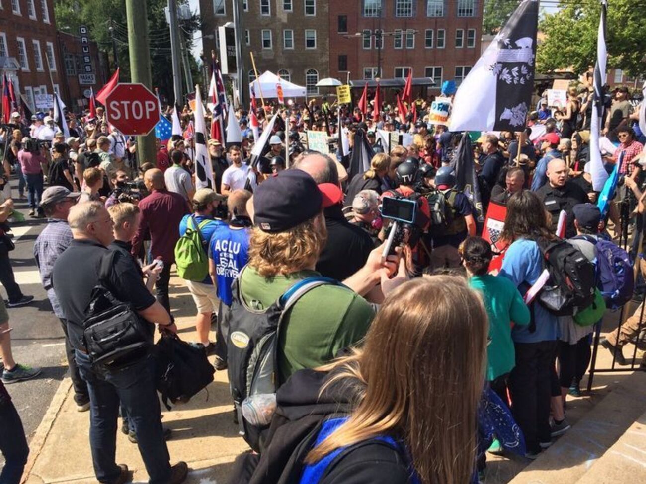 В столкновениях в Шарлотсвилле участвуют противники и сторонники демонтажа памятника генералу Конфедерации Роберту Ли