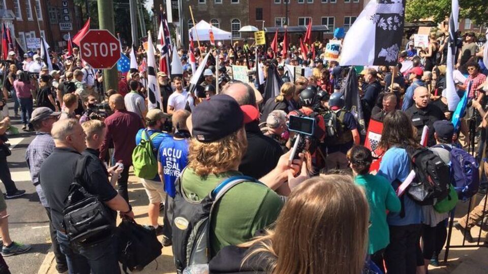 У зіткненнях у Шарлоттсвіллі беруть участь противники і прихильники демонтажу пам'ятника генералу Конфедерації Роберту Лі