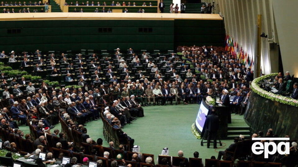 За решение проголосовали 240 парламентариев из 247