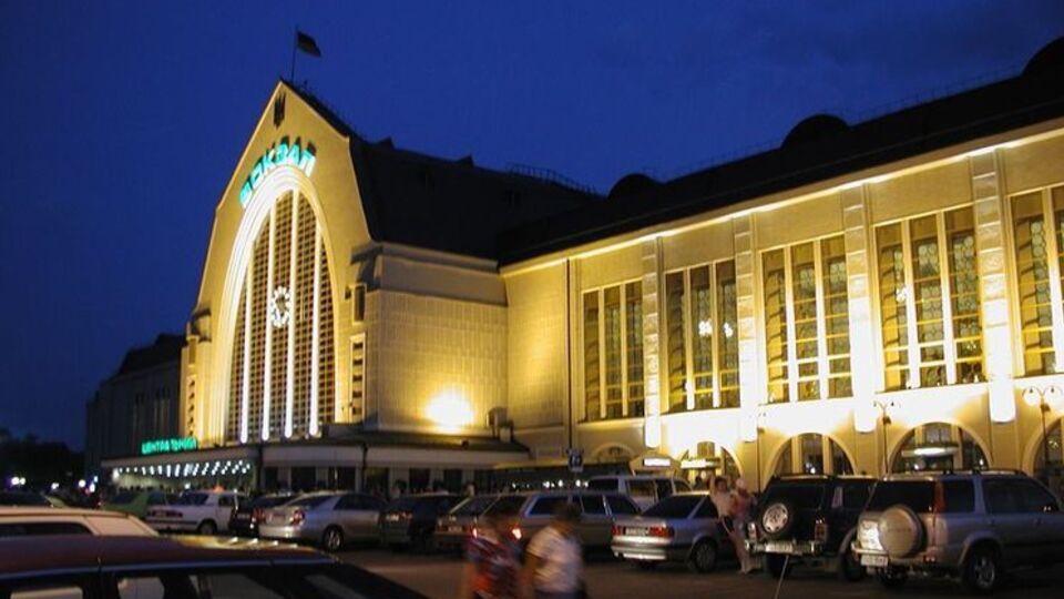 Будівлю вокзалу оточили, вхід усередину заборонено