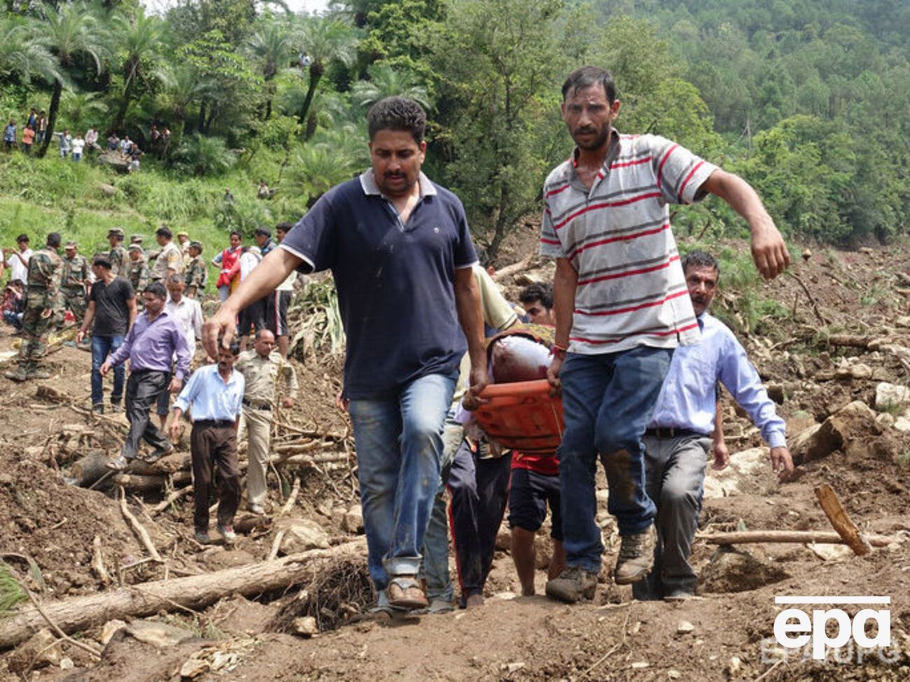 Причиной оползня стал сильный ливень