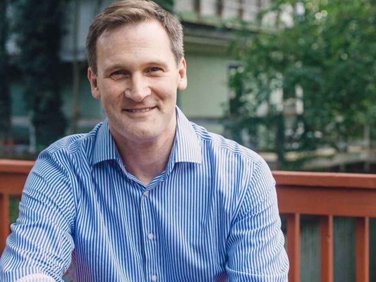 Сігнер звинуватив Трампа в тому, що той, по-перше, під час виборчої кампанії навмисно домагався підтримки різних груп "білих супремасистів" і націоналістів, і, по-друге, не засудив їхніх дій