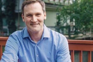 Сигнер обвинил Трампа в том, что тот, во-первых, в ходе избирательной кампании преднамеренно добивался поддержки различных групп "белых супремасистов" и националистов, и, во-вторых, не осудил их действия