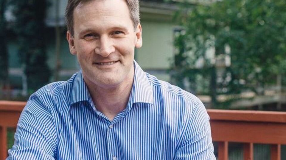 Сігнер звинуватив Трампа в тому, що той, по-перше, під час виборчої кампанії навмисно домагався підтримки різних груп "білих супремасистів" і націоналістів, і, по-друге, не засудив їхніх дій