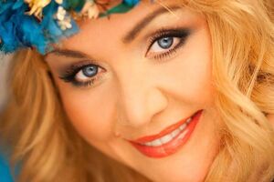 Кудлай позировала в венке