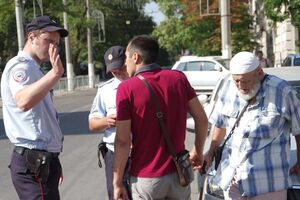 Полицейские в оккупированном Крыму задерживали участников пикета в защиту 76-летнего Сервера Караметова