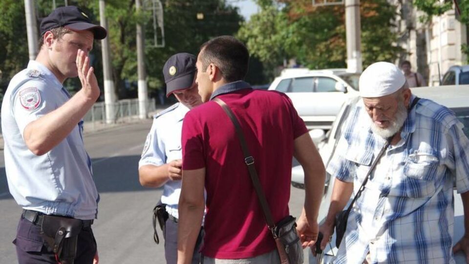 Полицейские в оккупированном Крыму задерживали участников пикета в защиту 76-летнего Сервера Караметова