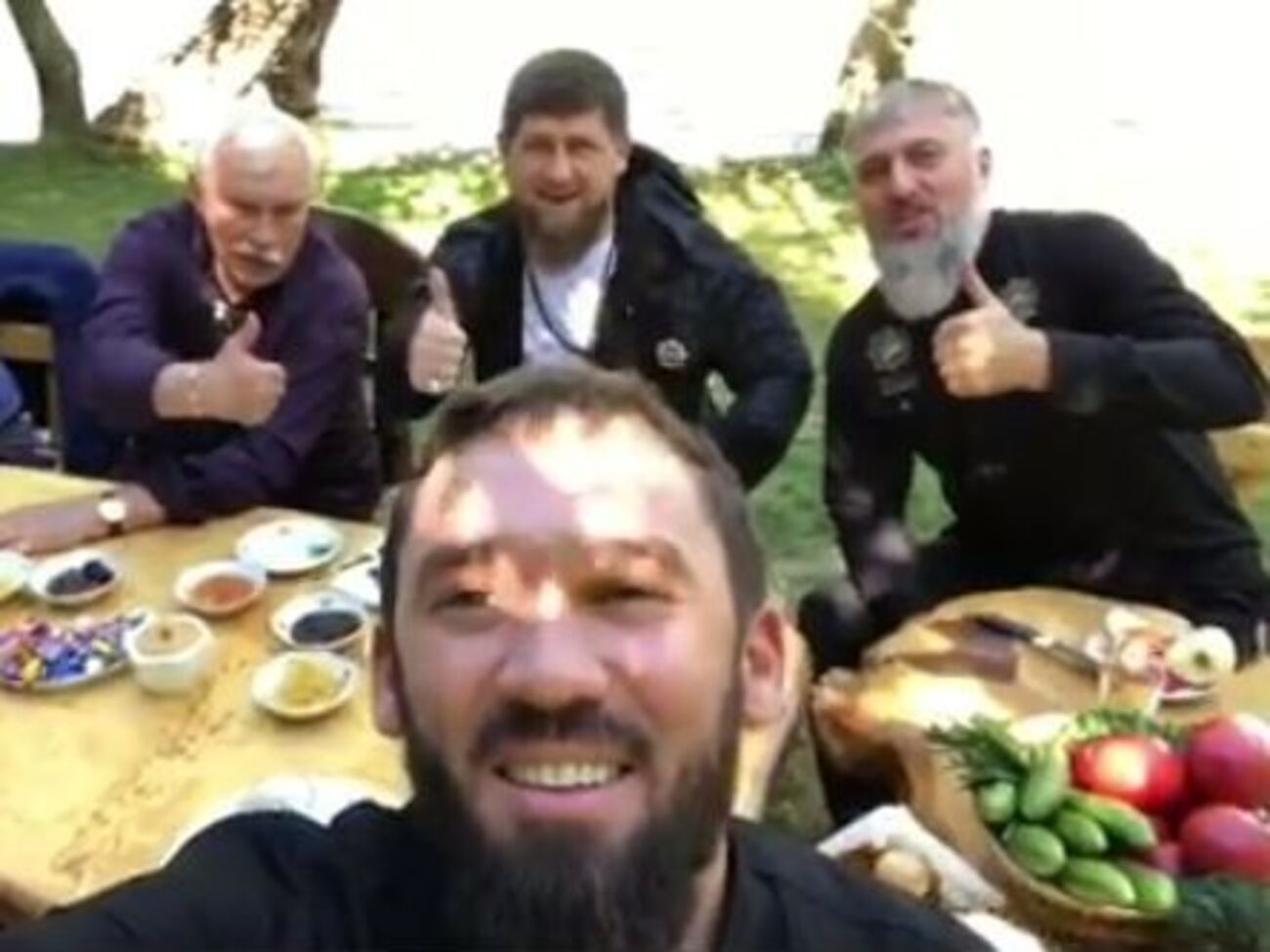 Полтавченко (ліворуч) сидів за столом із Кадировим (посередині)
