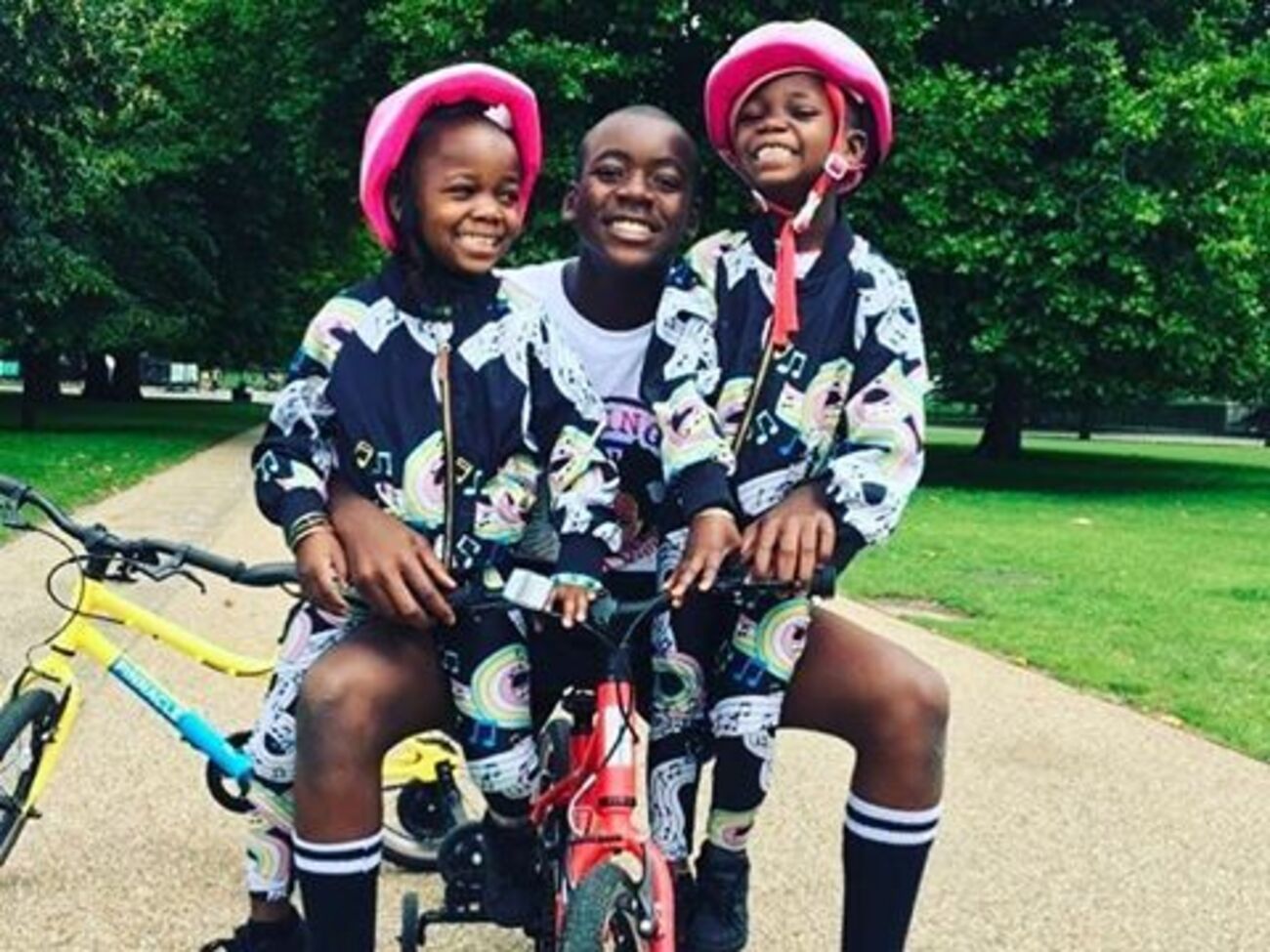 Девід Банда показав сестрам танцювальні рухи