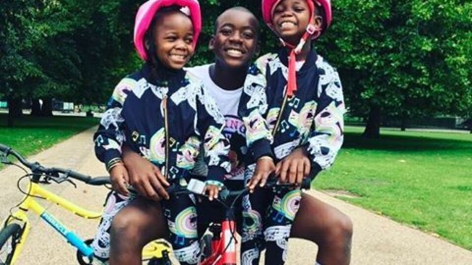 Девід Банда показав сестрам танцювальні рухи