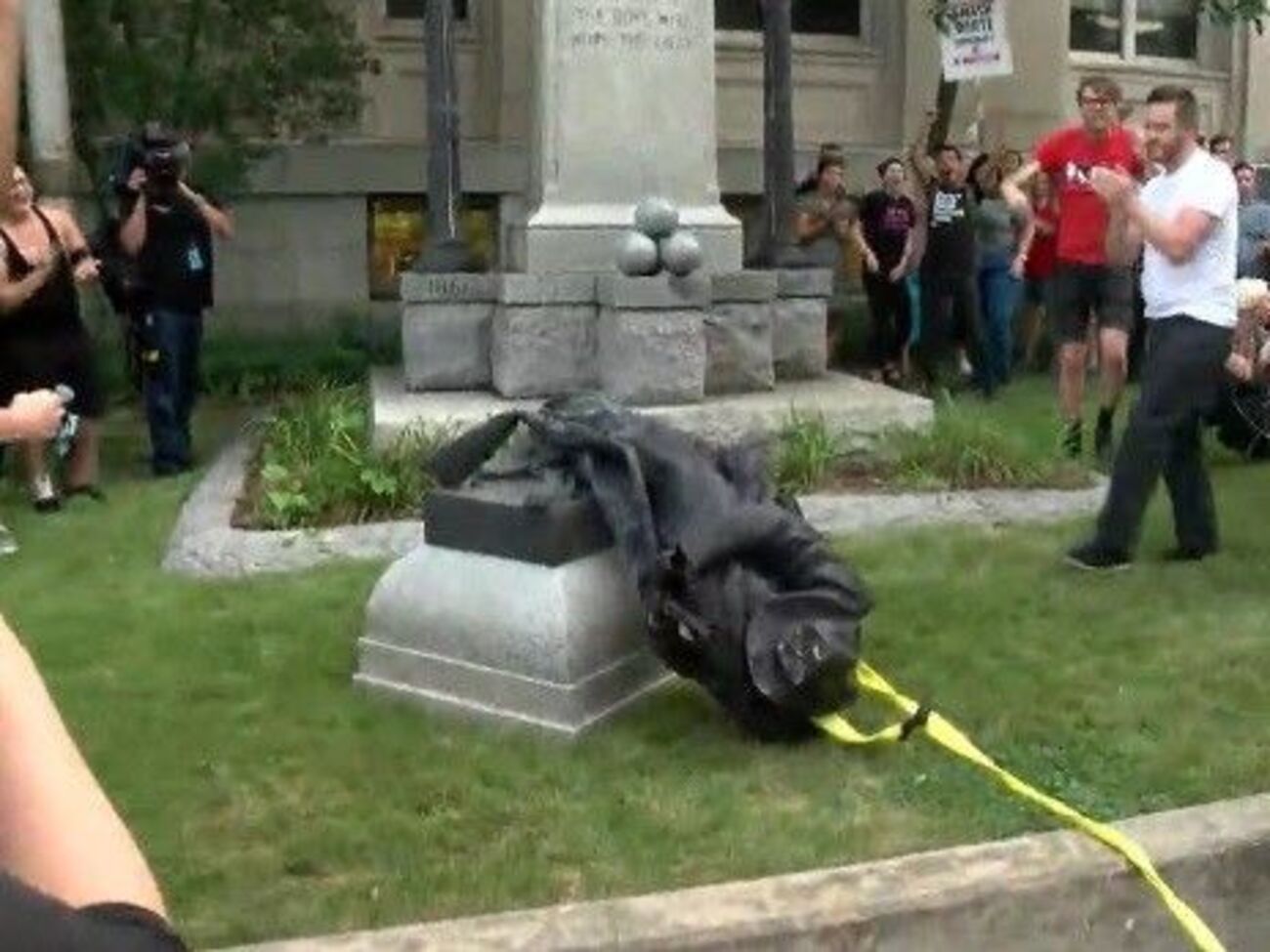 Организатор акции Лон Трэн:&nbsp;Такие памятники стоят по всей стране, их нужно убрать