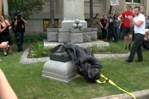 Организатор акции Лон Трэн: Такие памятники стоят по всей стране, их нужно убрать