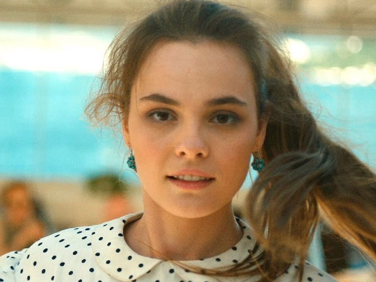 В ролике показана история отношений девушки с двумя парнями