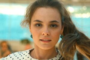 В ролике показана история отношений девушки с двумя парнями