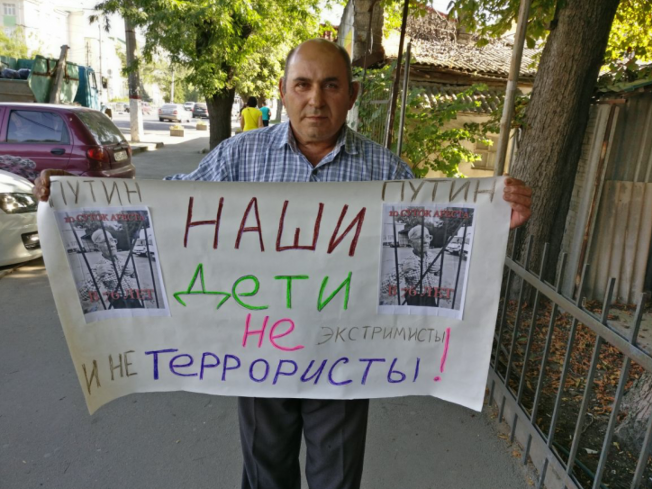Ридван-ага вышел в Крыму на одиночный пикет, чтобы поддержать Сервера Караметова
