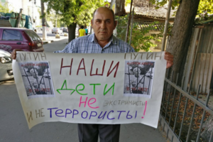 Ридван-ага вийшов у Криму на одиночний пікет, щоб підтримати Сервера Караметова