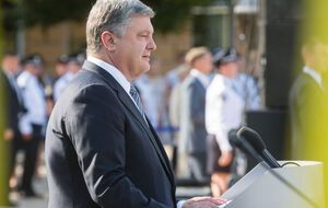 Порошенко назначил стипендии трем детям погибших журналистов