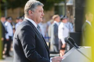 Порошенко назначил стипендии трем детям погибших журналистов