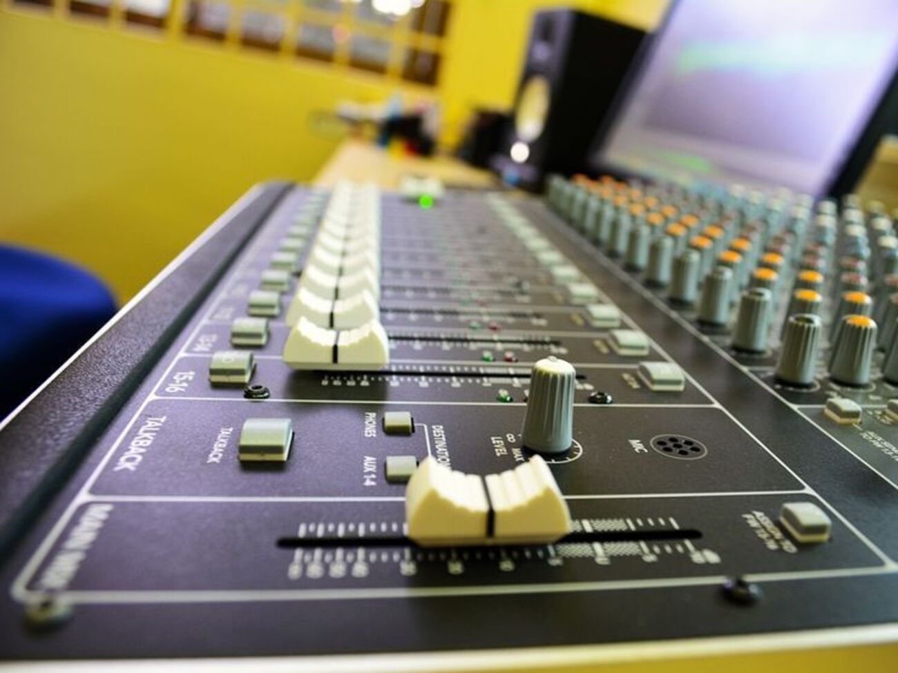 Сотрудники двух радиостанций случайно выпустили в эфир сигнал аварийного оповещения