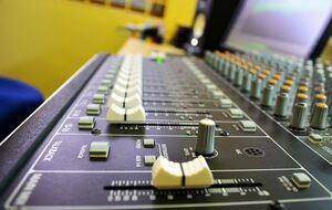 Сотрудники двух радиостанций случайно выпустили в эфир сигнал аварийного оповещения