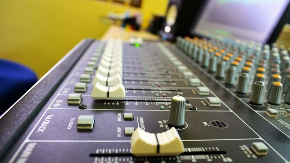 Сотрудники двух радиостанций случайно выпустили в эфир сигнал аварийного оповещения