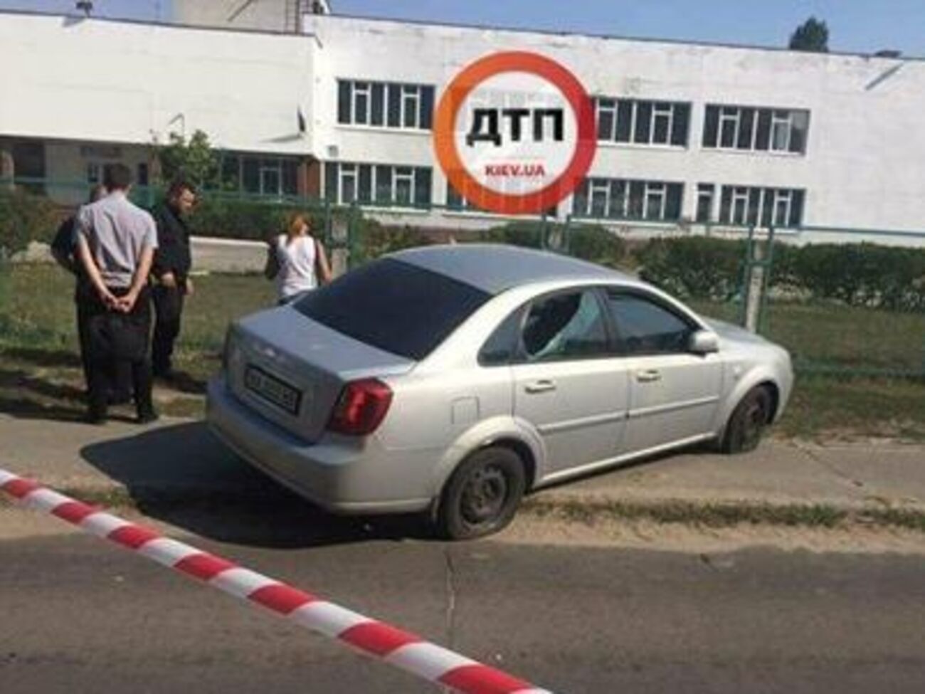 У машині розбито скло