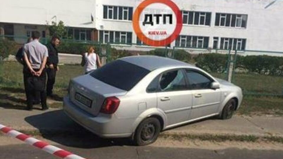 У машині розбито скло