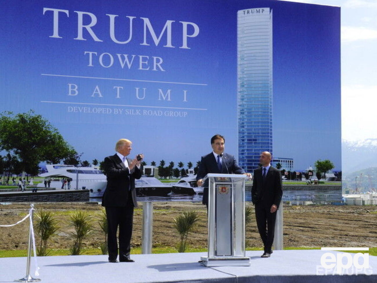 Квітень 2012 року, коли Трамп відвідав Грузію, був "політично вразливим часом" для тодішнього президента Грузії Михайла Саакашвілі, зазначає The New Yorker