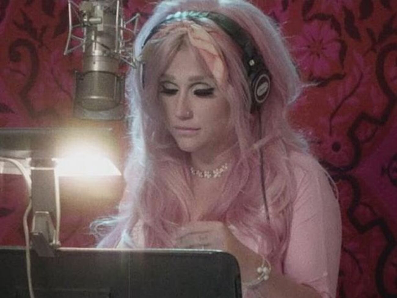 Kesha представила новый ролик