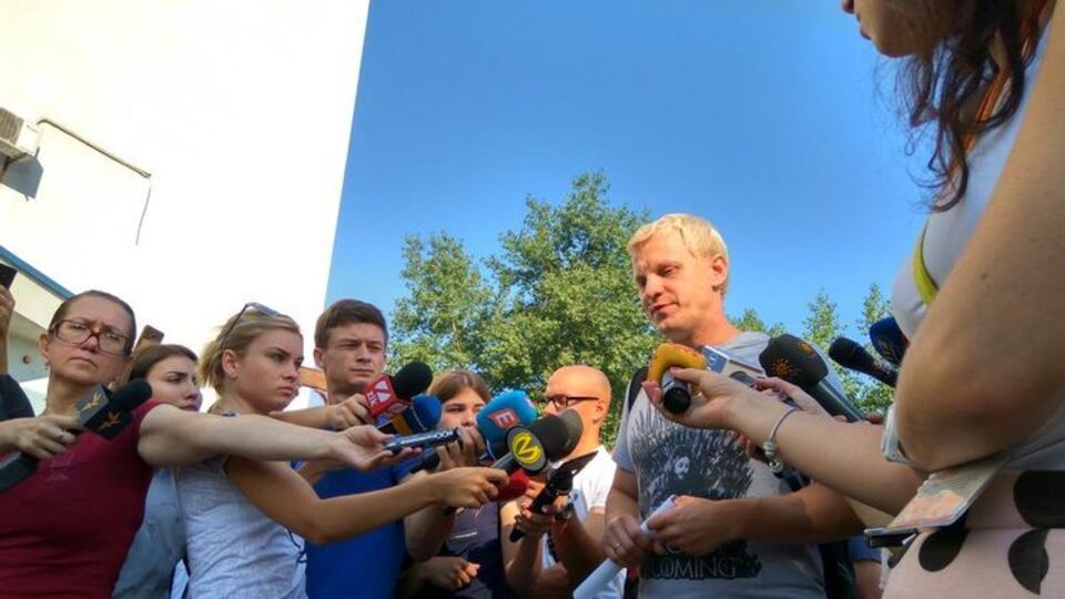 Біля відділення поліції зібралося понад 100 активістів і журналістів