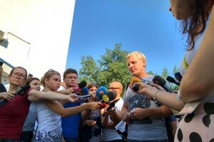 Шабуніна (на фото в центрі) підозрюють у завданні тілесних ушкоджень середньої тяжкості відеоблогеру Філімоненкові