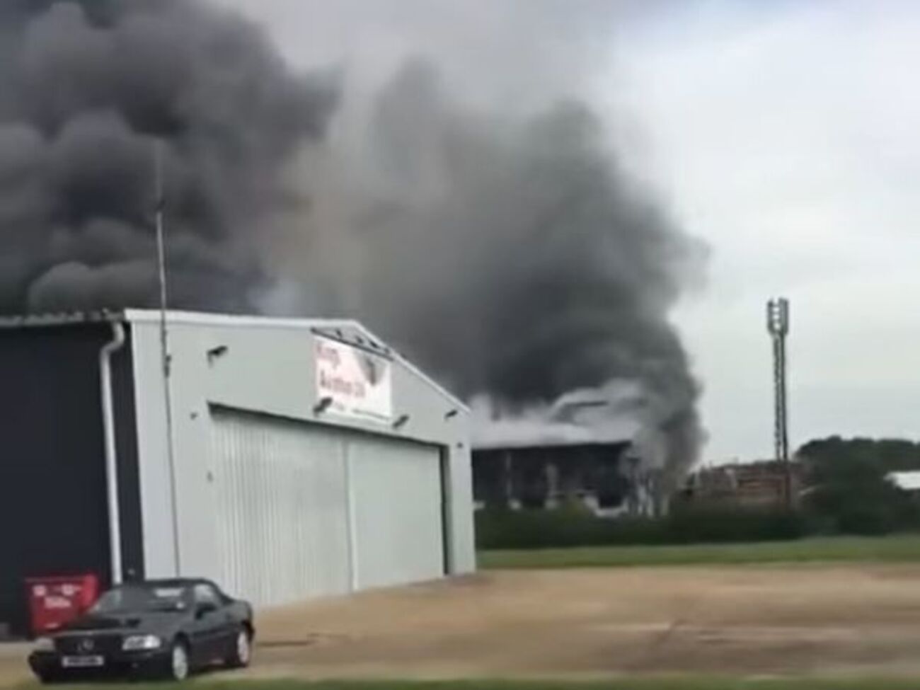 У YouTube повідомляють, що на території аеропорту стався вибух