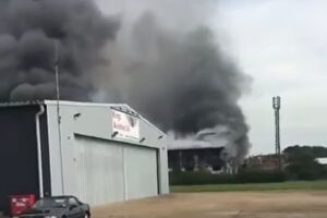 В YouTube сообщают, что на территории аэропорта произошел взрыв