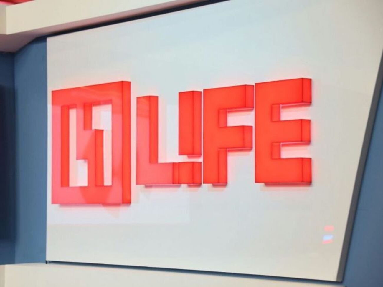 Life называет себя новостным таблоидом