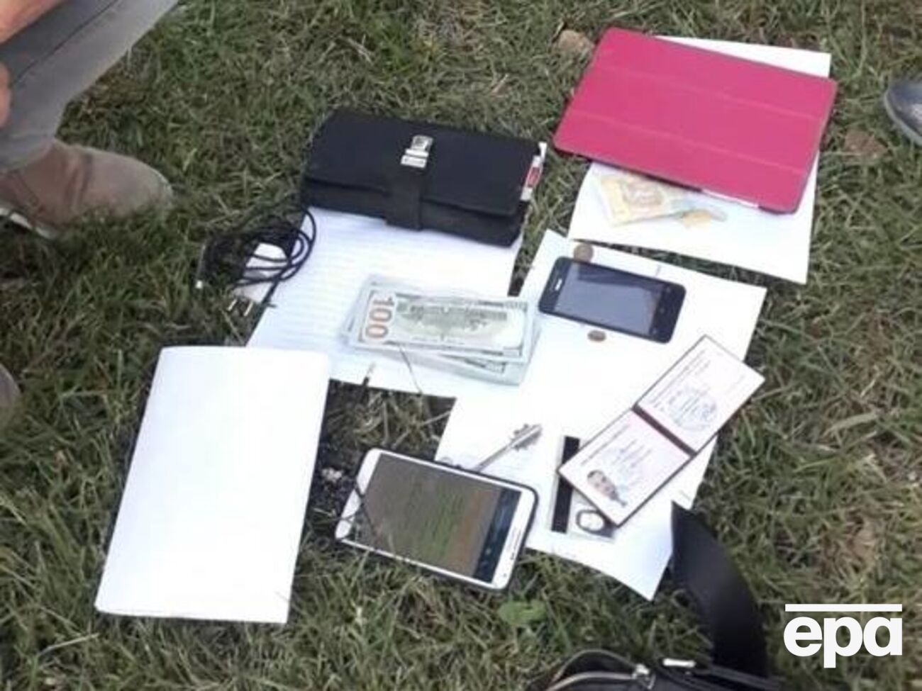 Полицейского задержали с поличным при получении взятки