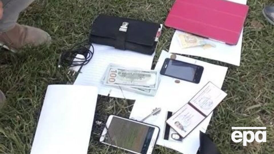 Полицейского задержали с поличным при получении взятки