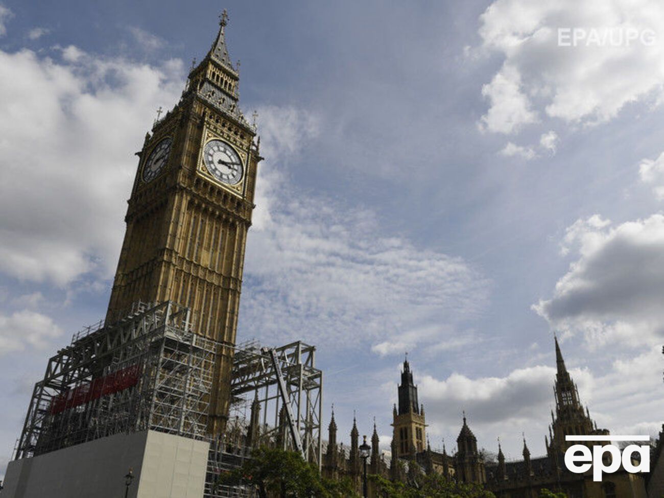 Раніше в уряді Британії пояснили рішення зупинити Біг-Бен турботою про здоров'я працівників, які реконструюють вежу, &ndash; шум гігантських дзвонів шкодить їхньому слуху