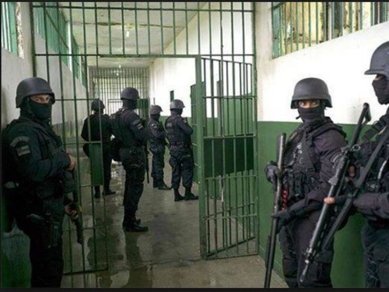 Ранения получили 14 силовиков