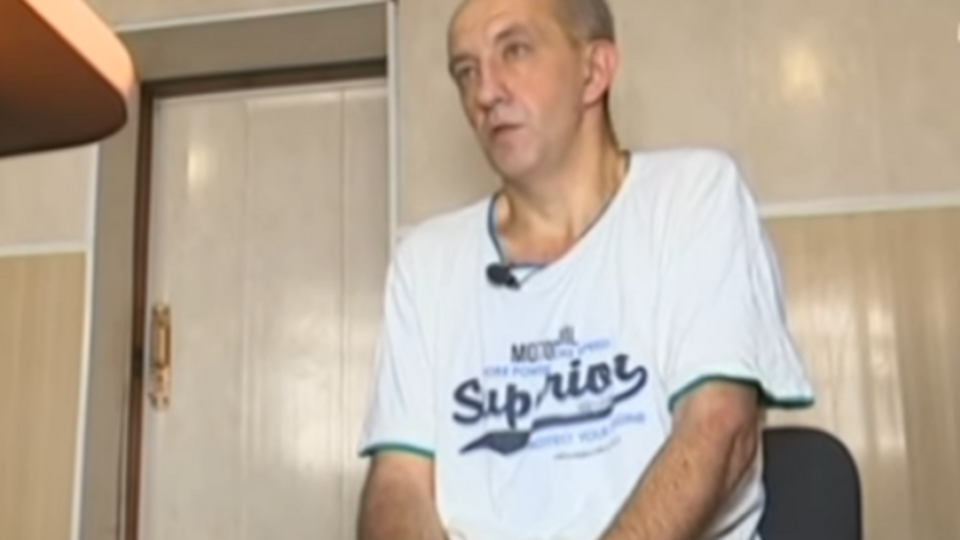 Затриманий заявив, що ні про що не шкодує, окрім "кількох накопичених тисяч, які залишив у Донецьку"