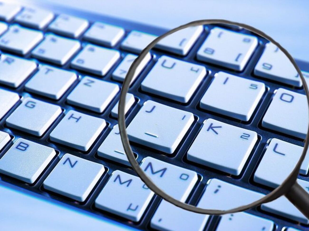 Хакер распространял свою программу бесплатно, а зарабатывал на ней, продавая модифицированные версии и предоставляя консультации относительно ее использования