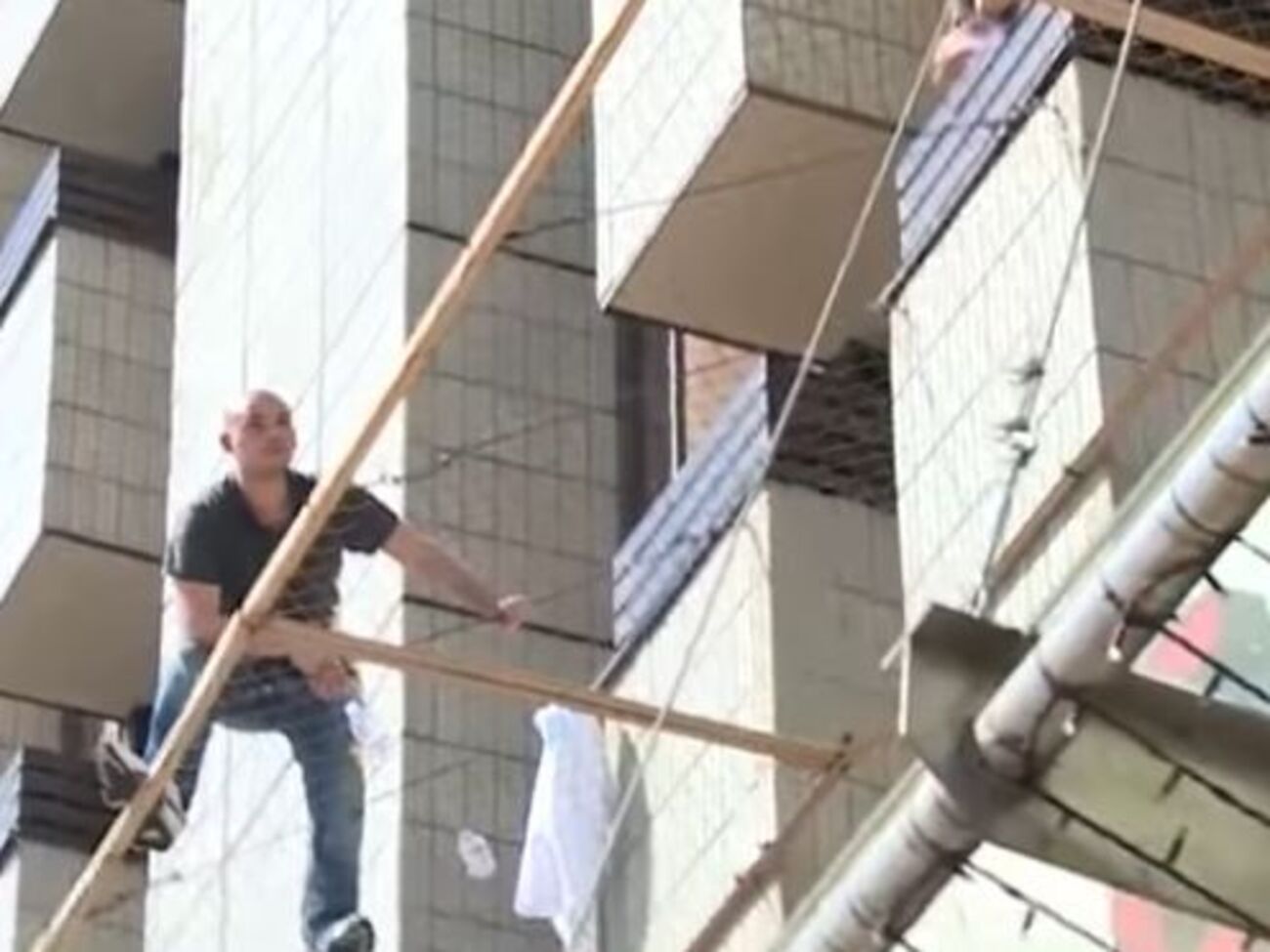 Чоловік погрожує вистрибнути з третього поверху готелю
