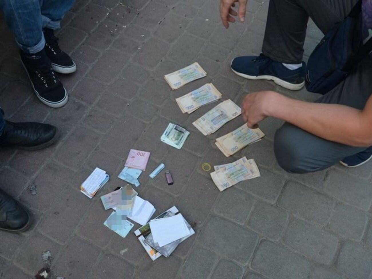 Одного з учасників групи правоохоронці затримали під час передавання замовнику готового пакета документів