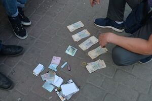 Одного з учасників групи правоохоронці затримали під час передавання замовнику готового пакета документів