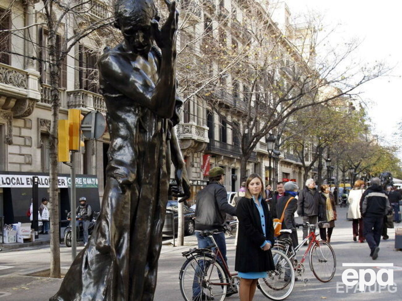 Рамбла &ndash; популярна серед туристів вулиця в центрі Барселони