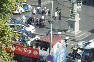 Наразі район оточили