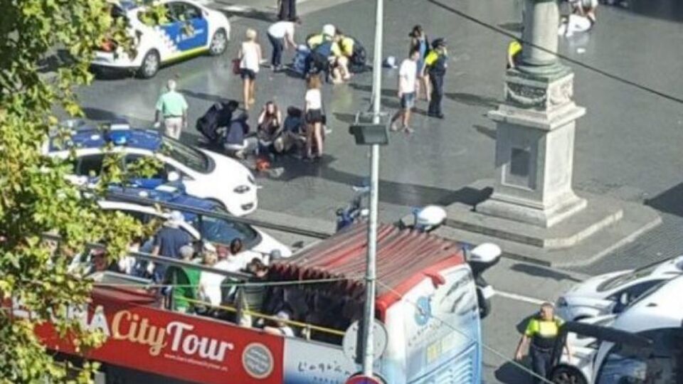 Наразі район оточили