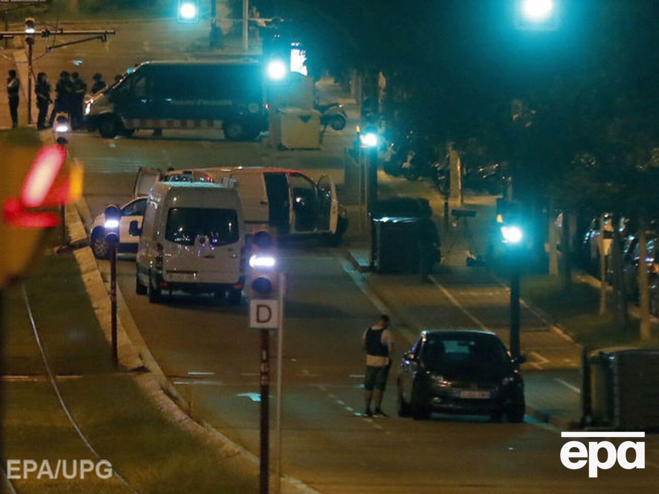 17 серпня в Барселоні на пішохідній вулиці Рамбла мікроавтобус в'їхав у натовп