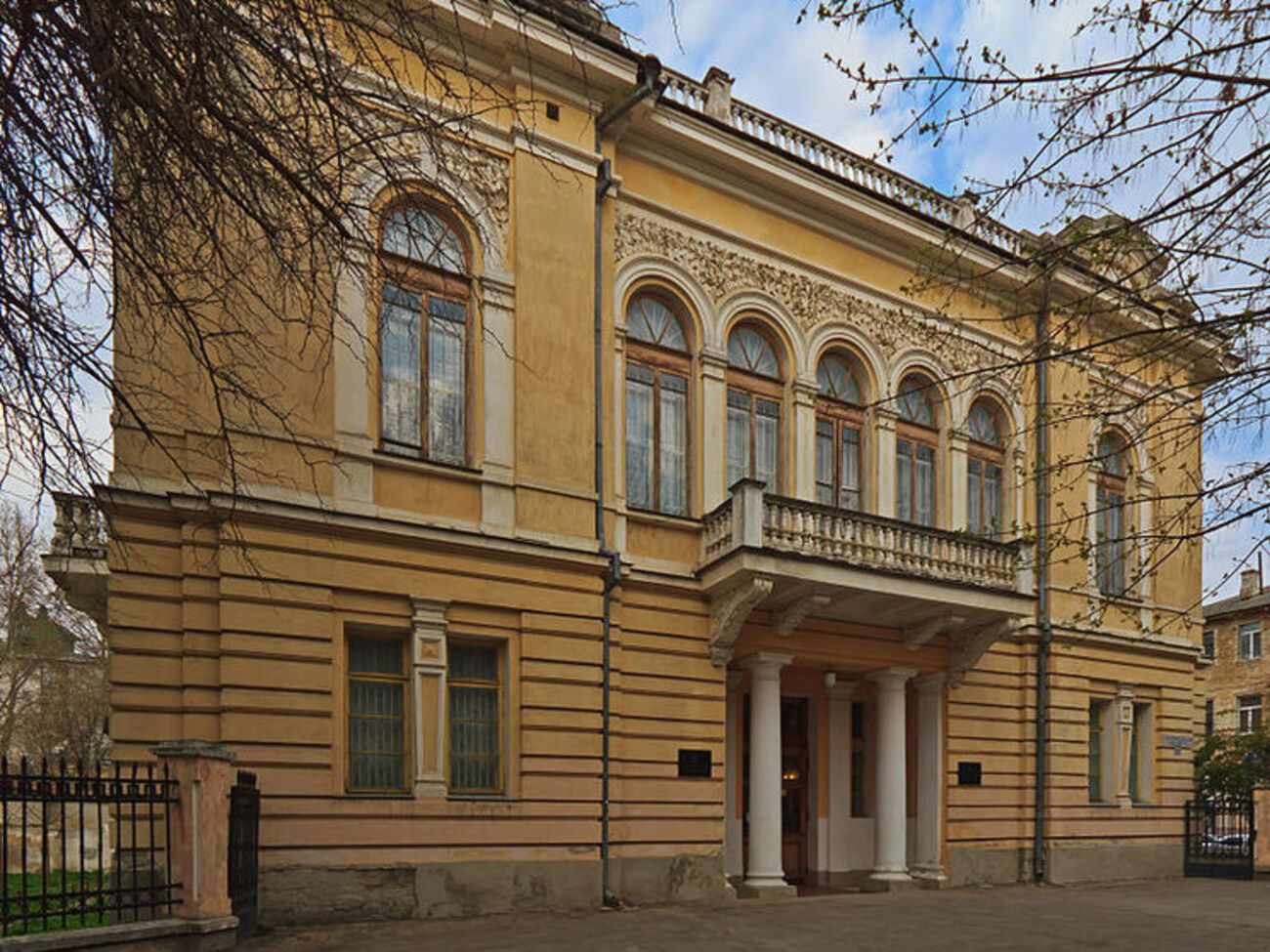 Картини було передано Сімферопольському художньому музею в березні 2014 року