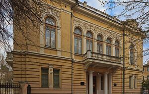Картины были переданы Симферопольскому художественному музею в марте 2014 года