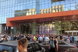 У ТЦ "Водный" розташовані понад 100 магазинів, 15 кафе, гіпермаркет, кінотеатр